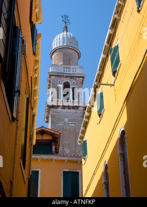 Venedig, Veneto, Italien. Blick entlang der bunten Straße zum Glockenturm der Chiesa di San Pantalon. Stockfoto