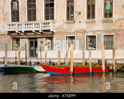 Murano, Venedig, Veneto, Italien. Bunte Boote vor Anker vor typischen Glashütte. Stockfoto