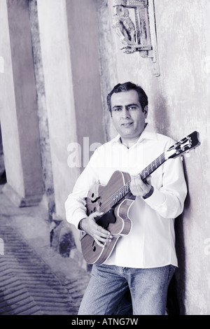 Porträt eines Mitte erwachsenen Mannes Gitarre Stockfoto