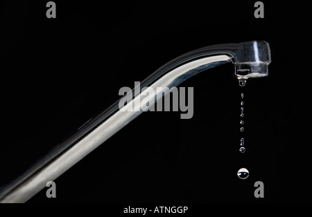 Wasser aus einem Wasserhahn tropft Stockfoto