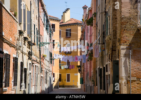 Venedig, Veneto, Italien. Eine Wohnstraße im Stadtteil Castello, Wäsche zum Trocknen hängen. Stockfoto