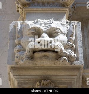 Venedig, Veneto, Italien. Fratze an der barocken Fassade des Ospedaletto, a.k.a. Chiesa di Santa Maria dei Derelitti. Stockfoto