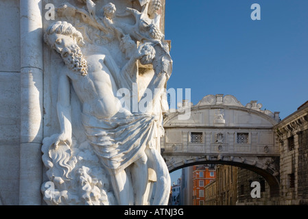 Venedig, Veneto, Italien. Trunkenheit Noah Skulptur an einer Ecke des Palazzo Ducale, die Ponte dei Sospiri darüber hinaus. Stockfoto