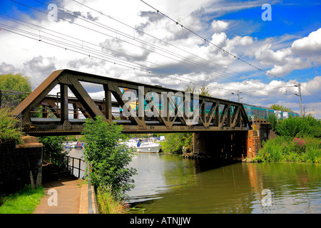 Zentrale Züge Turbostar 170107 Diesel Zugeinheit unterwegs in Bahnhof Ely Cambridgeshire England UK Stockfoto