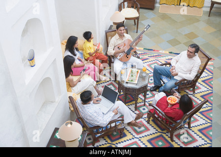 Erhöhte Ansicht einer Familie in einem Raum sitzen Stockfoto