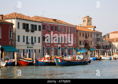 Murano, Venedig, Veneto, Italien. Blick über den Kanal nach traditionellen bunten Häusern an der Fondamenta Cavour. Stockfoto