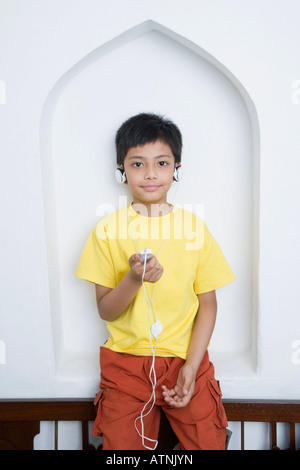 Bildnis eines Knaben, ein MP3-Player anhören Stockfoto