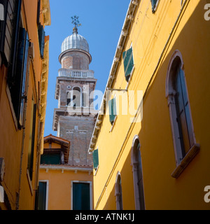 Venedig, Veneto, Italien. Blick entlang der bunten Straße zum Glockenturm der Chiesa di San Pantalon. Stockfoto