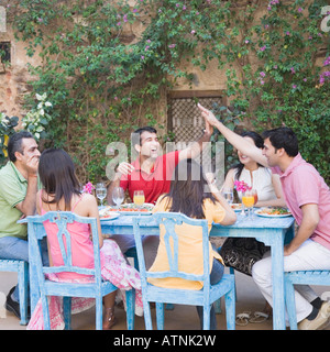 Gruppe von Menschen, die an einem Esstisch sitzen Stockfoto
