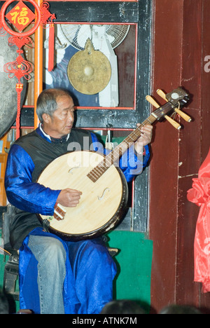 Naxi Orchestermusiker spielen die Ruan, chinesische Gitarre, Altstadt von Lijiang, Yunnan Provinz, China Stockfoto