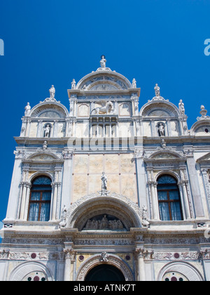 Venedig, Veneto, Italien. Herrliche Marmorfassade der Scuola Grande di San Marco. Stockfoto