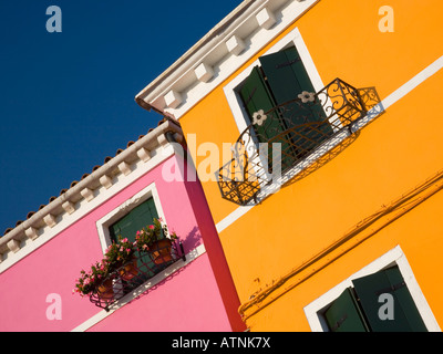 Burano, Venedig, Veneto, Italien. Detail der typischen bunt bemalten Häusern, geneigte Ansicht. Stockfoto