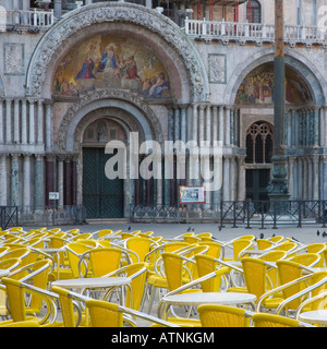 Venedig, Veneto, Italien. Wunderschöne Fassade der Basilica di San Marco, Stühle von Lavena-Café im Vordergrund. Stockfoto