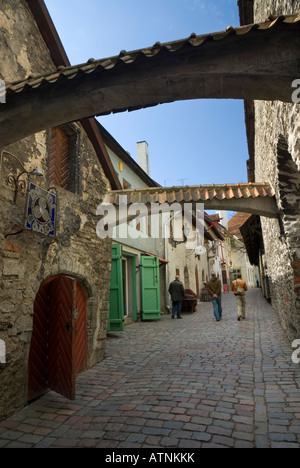 Kleine Straße mit alten Bögen in der Tallinner Altstadt Stockfoto