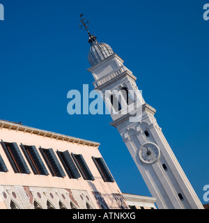 Venedig, Veneto, Italien. Die schiefen Glockenturm von der Chiesa di San Giorgio dei Greci, geneigte Ansicht. Stockfoto