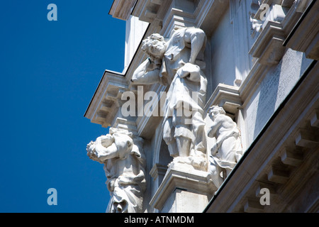 Venedig, Veneto, Italien. Riesen Figuren auf die barocke Fassade der Ospedaletto, aka Chiesa di Santa Maria dei Derelitti. Stockfoto