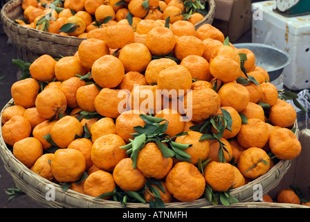 China, Orangen zu verkaufen In traditioneller Markt, Altstadt von Lijiang, Yunnan Provinz Stockfoto