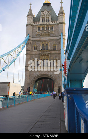 Pendler warten auf 'Tower Bridge' London UK Stockfoto