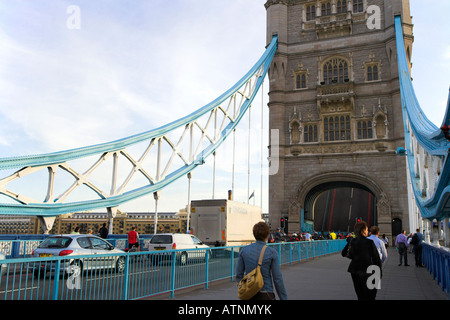 Pendler warten auf 'Tower Bridge' London UK Stockfoto