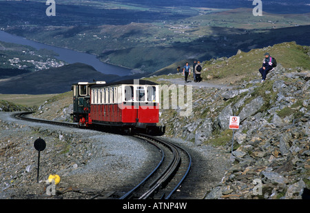 Zug nähert sich der Spitze des Mount Snowdon, Nordwales Stockfoto