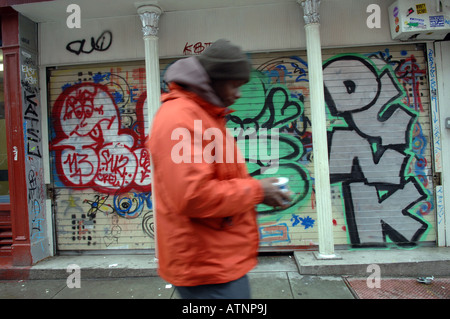 Der Eingang eines Gebäudes auf der Lower East Side von New York bedeckt mit graffiti Stockfoto