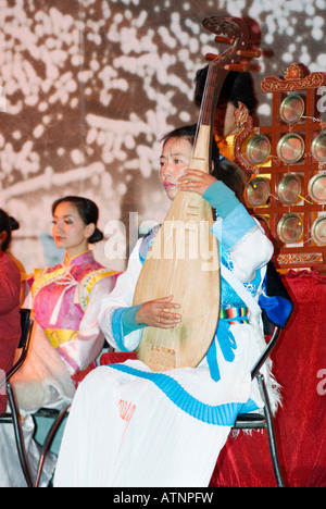 China, chinesische junge Frau spielen Pipa, Lijiang, Gebirgsflüsse Show, Yunnan Provinz Stockfoto