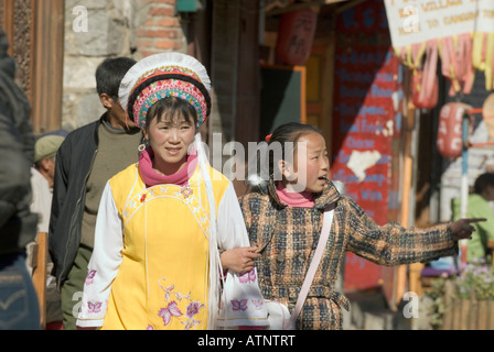 China, chinesische Bai Frau einkaufen mit ihrer Tochter, antiken Stadt Dali, Provinz Yunnan Stockfoto