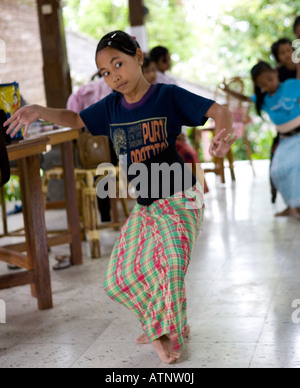 Balinesische Mädchen tanzen im traditionellen Stil Ubud Bali Indonesien Stockfoto