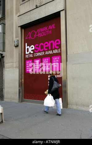 Eine Frau geht vorbei an einer Plakatwerbung eine Gewerbeimmobilien Lage auf der Park Avenue South in New York City Stockfoto