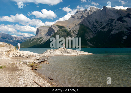 Lake Minnewanka ("Wasser der Geister") befindet sich ein Gletschersee im östlichen Bereich des Banff National Park in Alberta, Kanada. Stockfoto