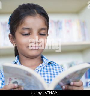 Nahaufnahme einer Schülerin ein Buch zu lesen Stockfoto