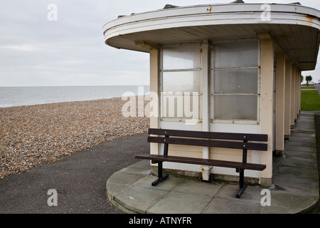 Verlassenen Art-deco-Stil Sitzecke im Winter. Worthing, West Sussex, England. Stockfoto