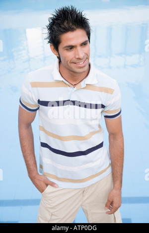 Nahaufnahme eines jungen Mannes mit seiner Hand in der Tasche stehen und Lächeln Stockfoto