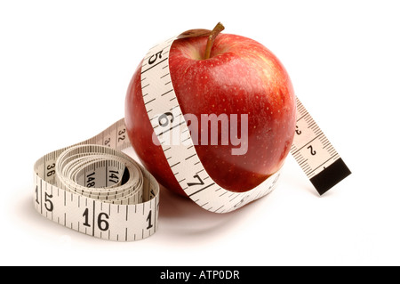 Roter Apfel und Maßband Stockfoto