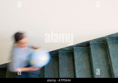 Erhöhte Ansicht eines Mannes nach oben verschieben Stockfoto