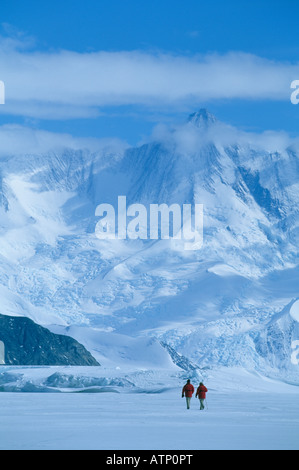 Antarktis, Kap Hallett, Victorialand, Ross-See, Wanderer überqueren Meereis auf spektakuläre Sommertag Stockfoto