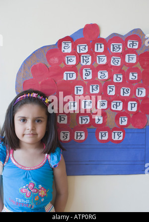 Porträt einer Schülerin stand vor einem Diagramm Stockfoto