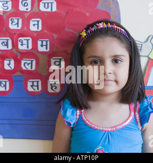 Porträt einer Schülerin stand vor einem Diagramm Stockfoto