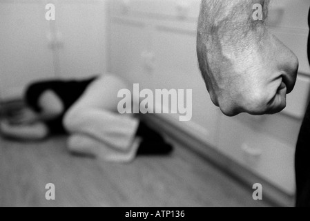 Frau liegend auf Küchenboden nach häuslicher Gewalt von männlichen Stockfoto