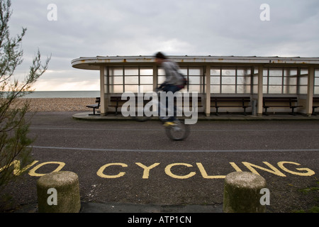 Teenager Radfahren entlang eines Weges für Radfahrer am Strand von Worthing, West Sussex, England verboten. Stockfoto