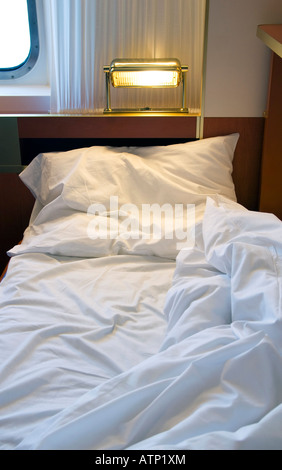 Ungemachten Bett im touristischen Hütte Stockfoto