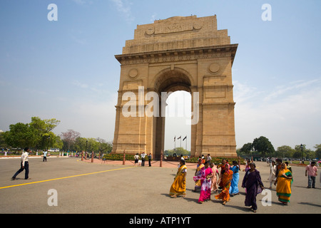 India Gate New Delhi Indien mit Fußgängerzone Besucher Asien Stockfoto