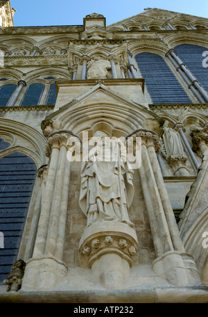 Skulptur aus Stein im Außenbereich der Salisbury Kathedrale Salisbury Wiltshire England UK Großbritannien England Stockfoto