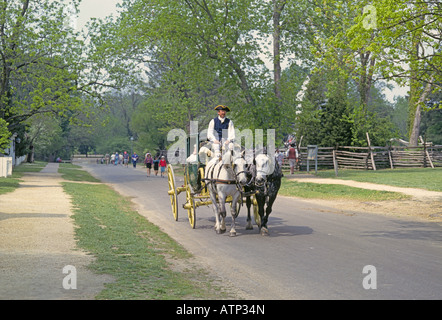 Eine Pferdekutsche nimmt Besucher mit auf Führungen durch die Straßen und der Architektur des alten Colonial Williamsburg Stockfoto