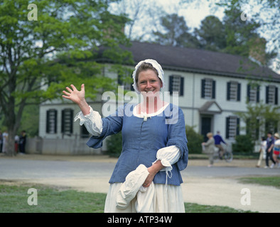 Eine Frau, gekleidet in traditioneller Kleidung Zeitraum des frühen Amerika in alten Colonial Williamsburg Stockfoto