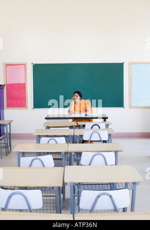 Lehrerin in einem leeren Klassenzimmer sitzen Stockfoto