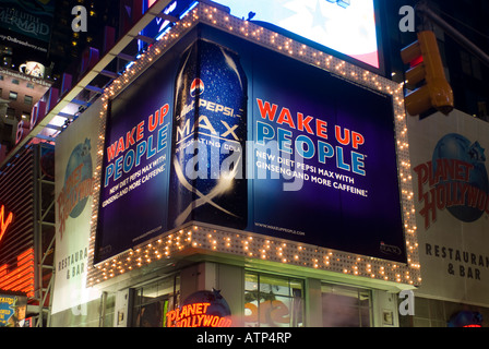 Pepsi Cola beleuchtete Zeichen auf dem Times Square Stockfoto