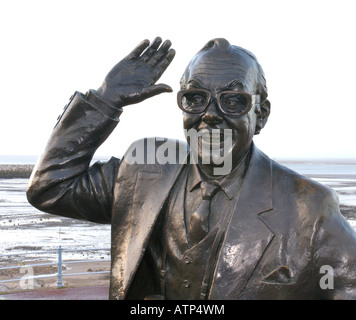 Statue von Komiker Eric Morecambe, auf der Promenade am Morecambe, Lancashire UK Stockfoto