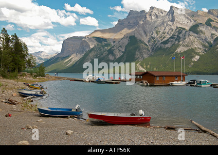 Lake Minnewanka ("Wasser der Geister") befindet sich ein Gletschersee im östlichen Bereich des Banff National Park in Alberta, Kanada. Stockfoto