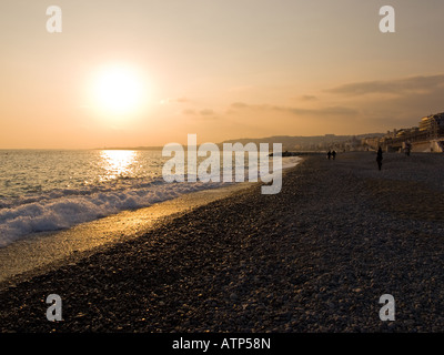 Die Sonne geht auf dem Pebble Beach in Nizza, Frankreich. Stockfoto